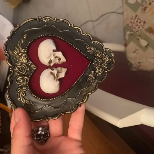 Framed Miniature Realistic Human Skulls – Heart-Shaped True Love Skeleton Ornament for Halloween & Gothic Decor