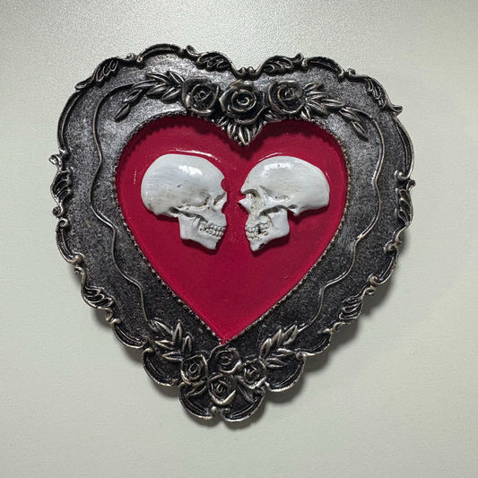 Framed Miniature Realistic Human Skulls – Heart-Shaped True Love Skeleton Ornament for Halloween & Gothic Decor