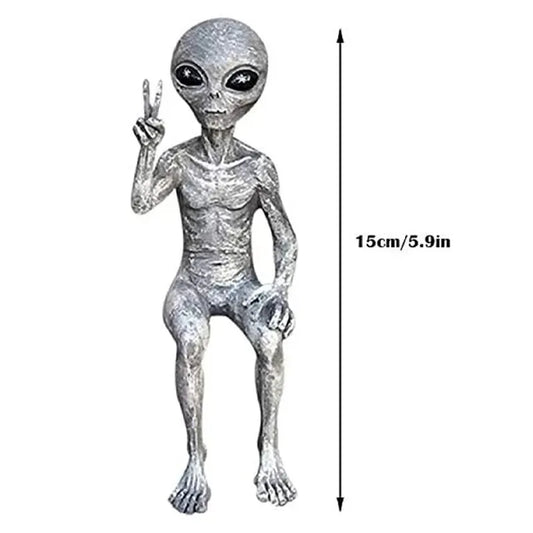 Funny Resin Alien Statue – UFO Garden Gnome for Outdoor & Home Decor